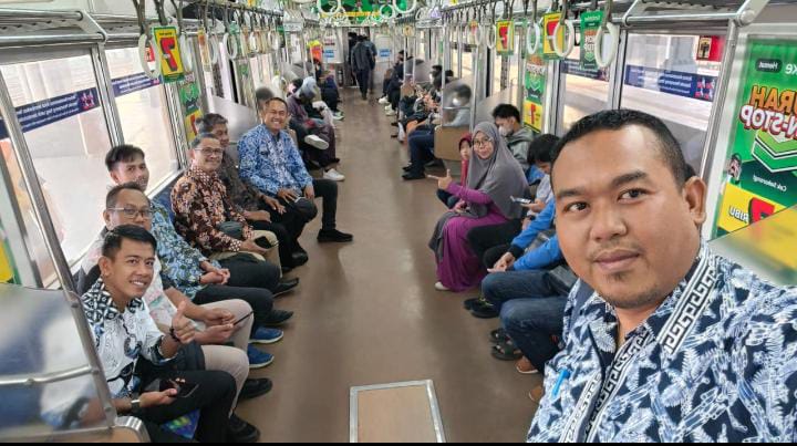 You are currently viewing USBR Terapkan Komitmen Go Green, Pimpinan Hadiri Pengukuhan Doktor dengan KRL