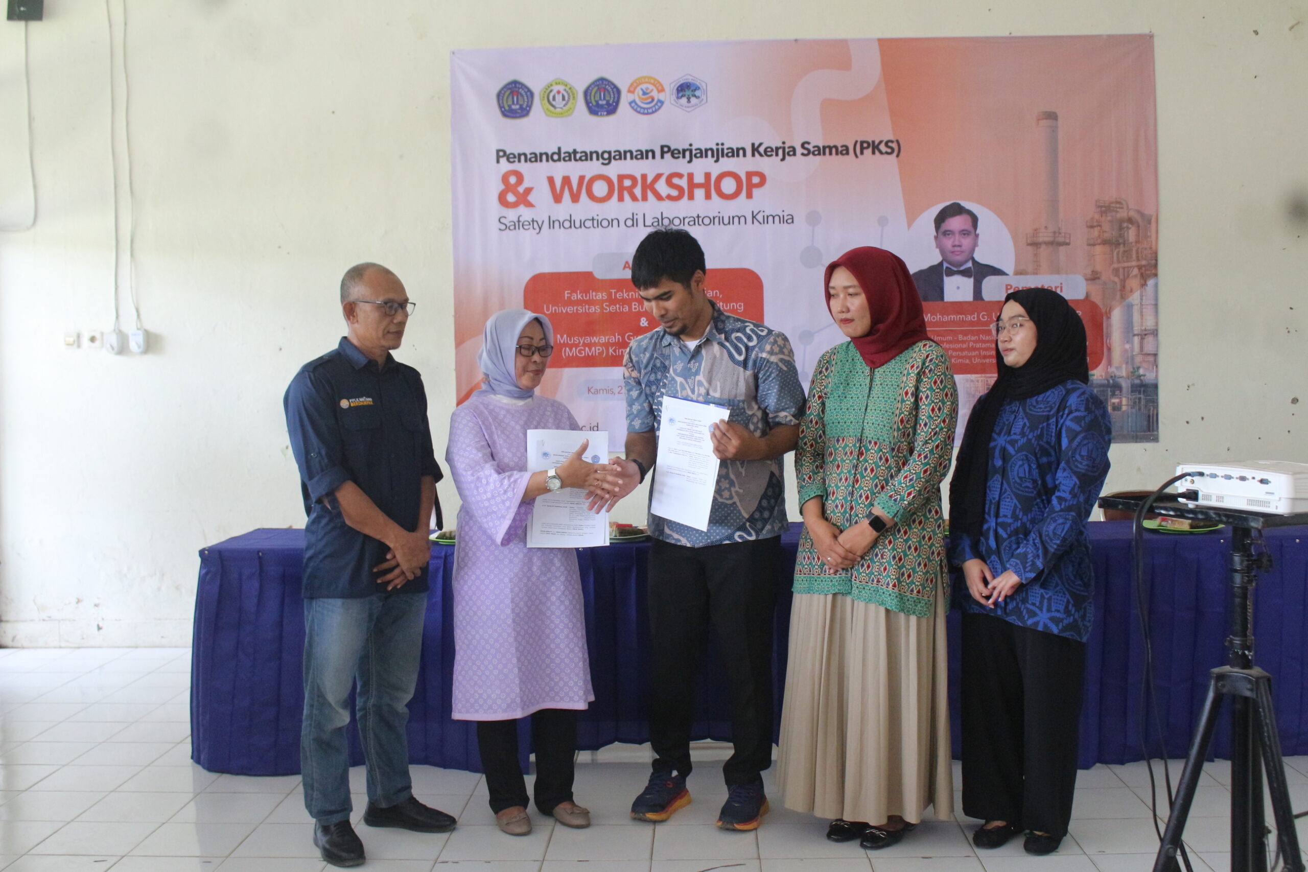 You are currently viewing Penandatanganan Perjanjian Kerja Sama dan Workshop Safety Induction di Laboratorium Kimia