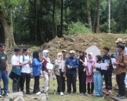 Mahasiswa Universitas Setia Budhi Rangkasbitung Kuliah Lapangan di Situs Kosala